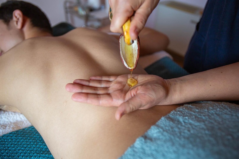Massaggio ayurvedico con oli caldi